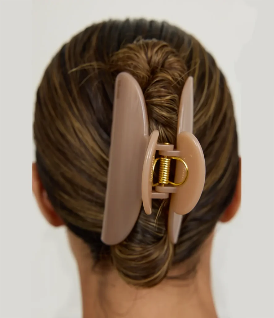 4 peinados con broches que te salvan un mal día de pelo (y te resuelven el look en 30 segundos)