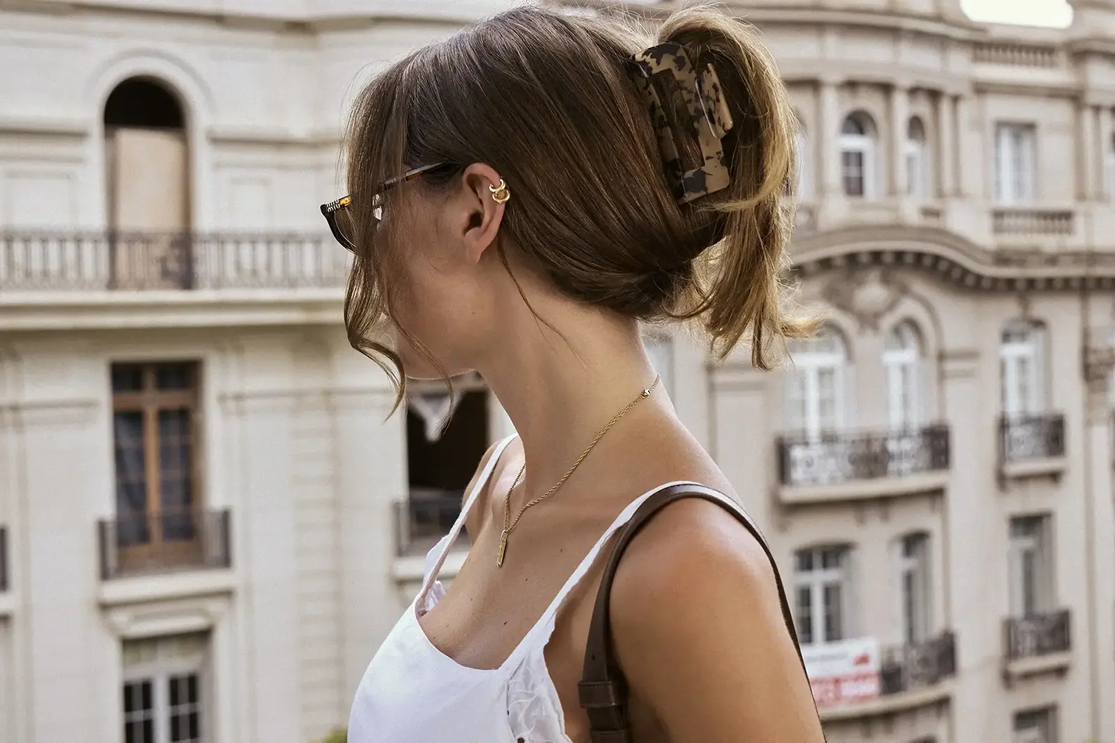 4 peinados con broches que te salvan un mal día de pelo (y te resuelven el look en 30 segundos)